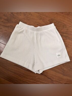 Alo Yoga Muse Shorts Ribbed Knit in Ivory Athletic Lounge No Size Tag, S?